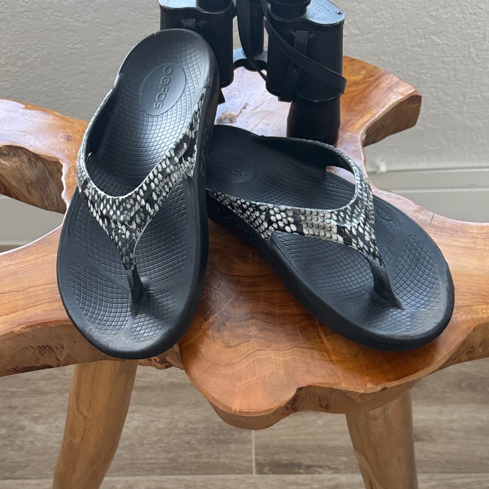 OOFOS Black and Patterned Sandals